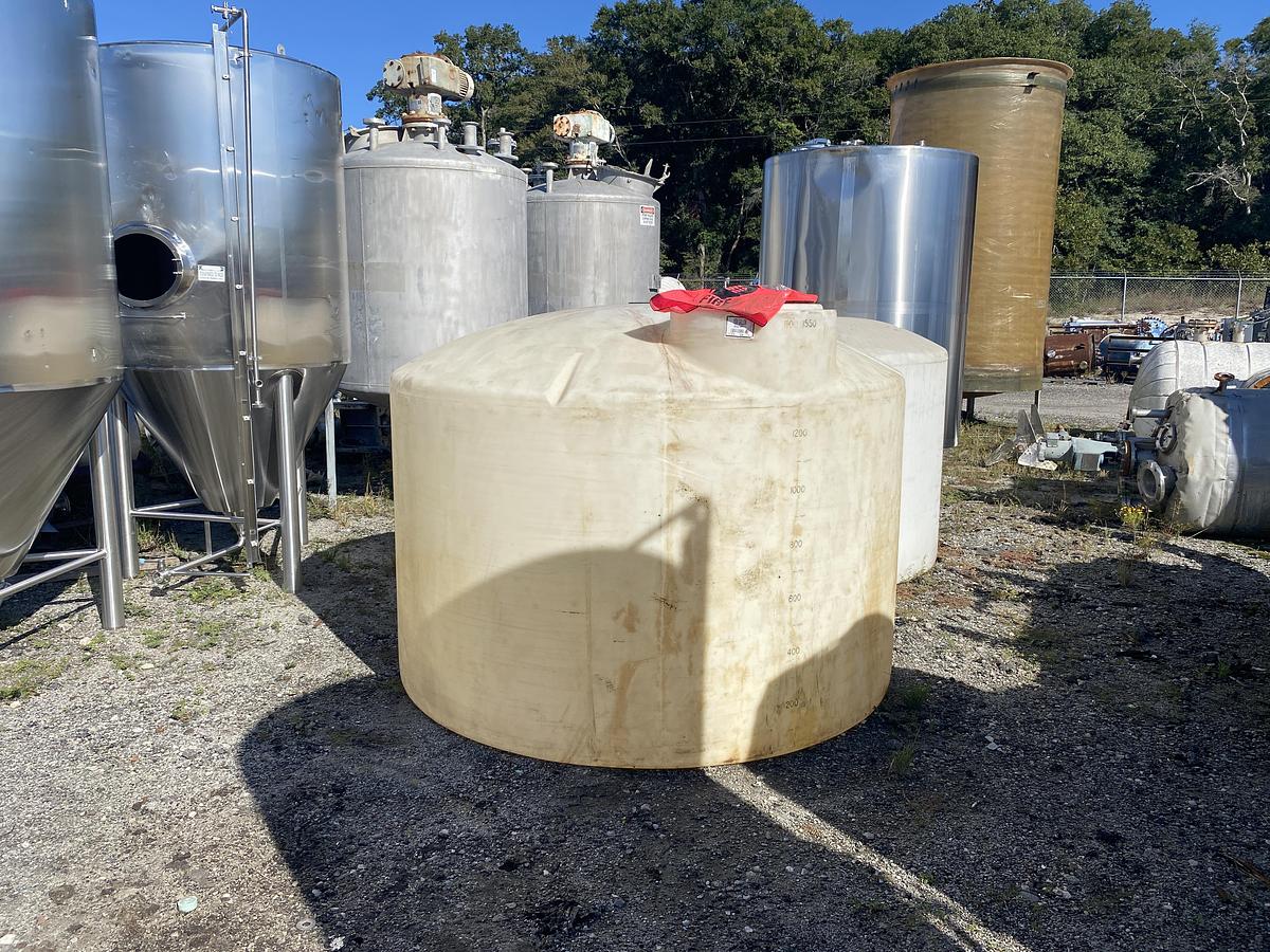 Used Used Norwesco 1550 gallon Polyethylene vertical storage tank