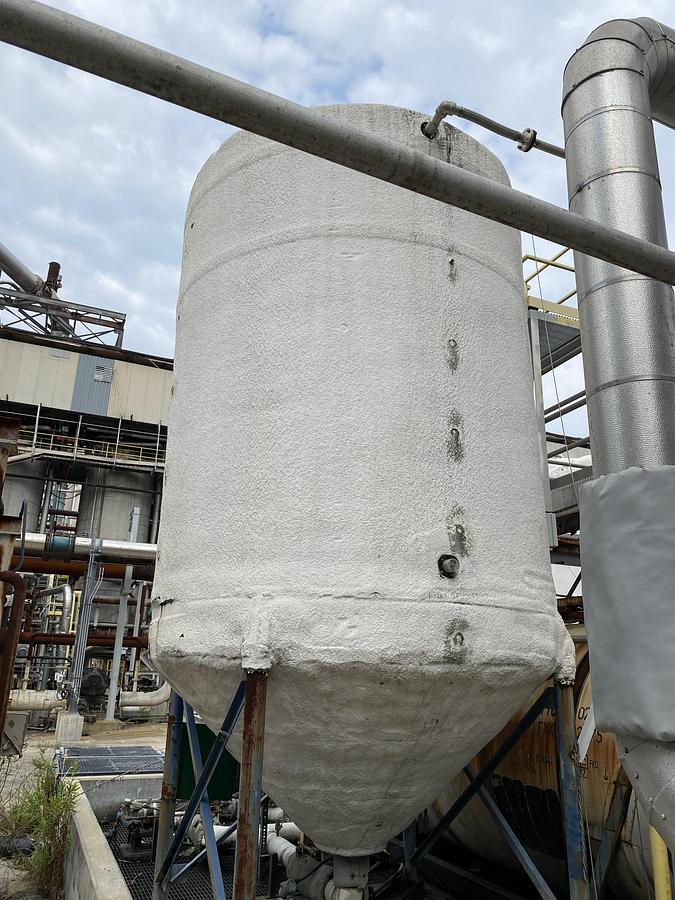 Used Used approximately 5400 gallon Poly Tank