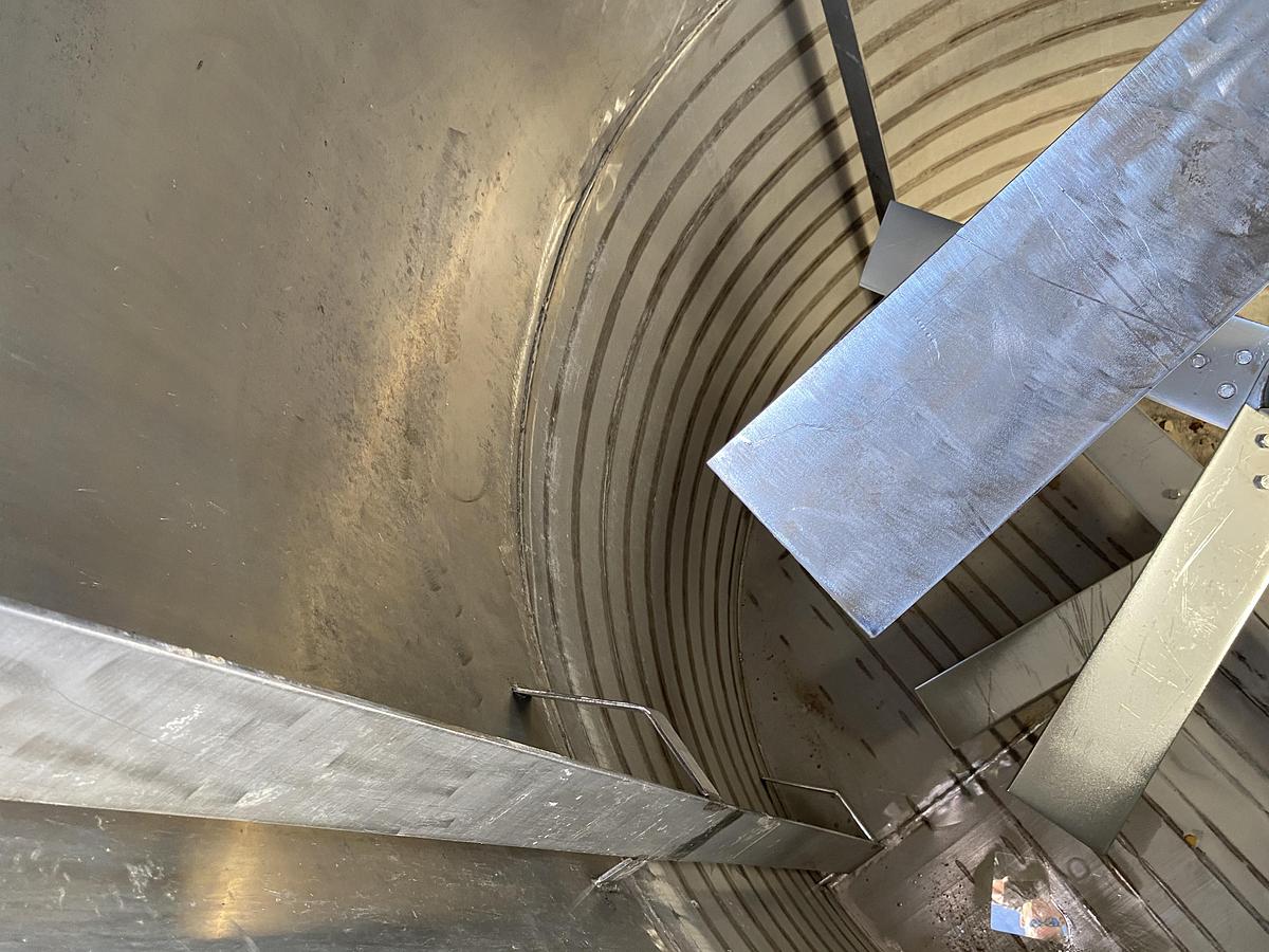 Used Used approximatley 2300 gallon 304 stainless steel vertical mix tank
