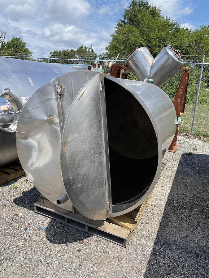 Used Used Perma San approximately 1,000 gallon stainless steel vertical tank