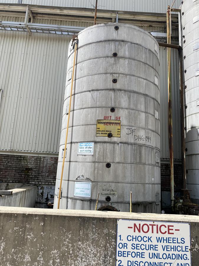 Used Used approximately 5600 gallon carbon steel vertical tank