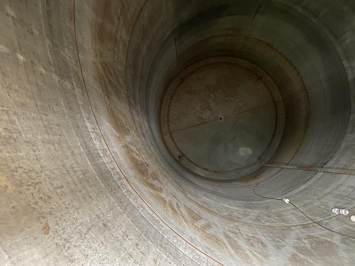 Used Used 10,000 gallon stainless steel vertical tank