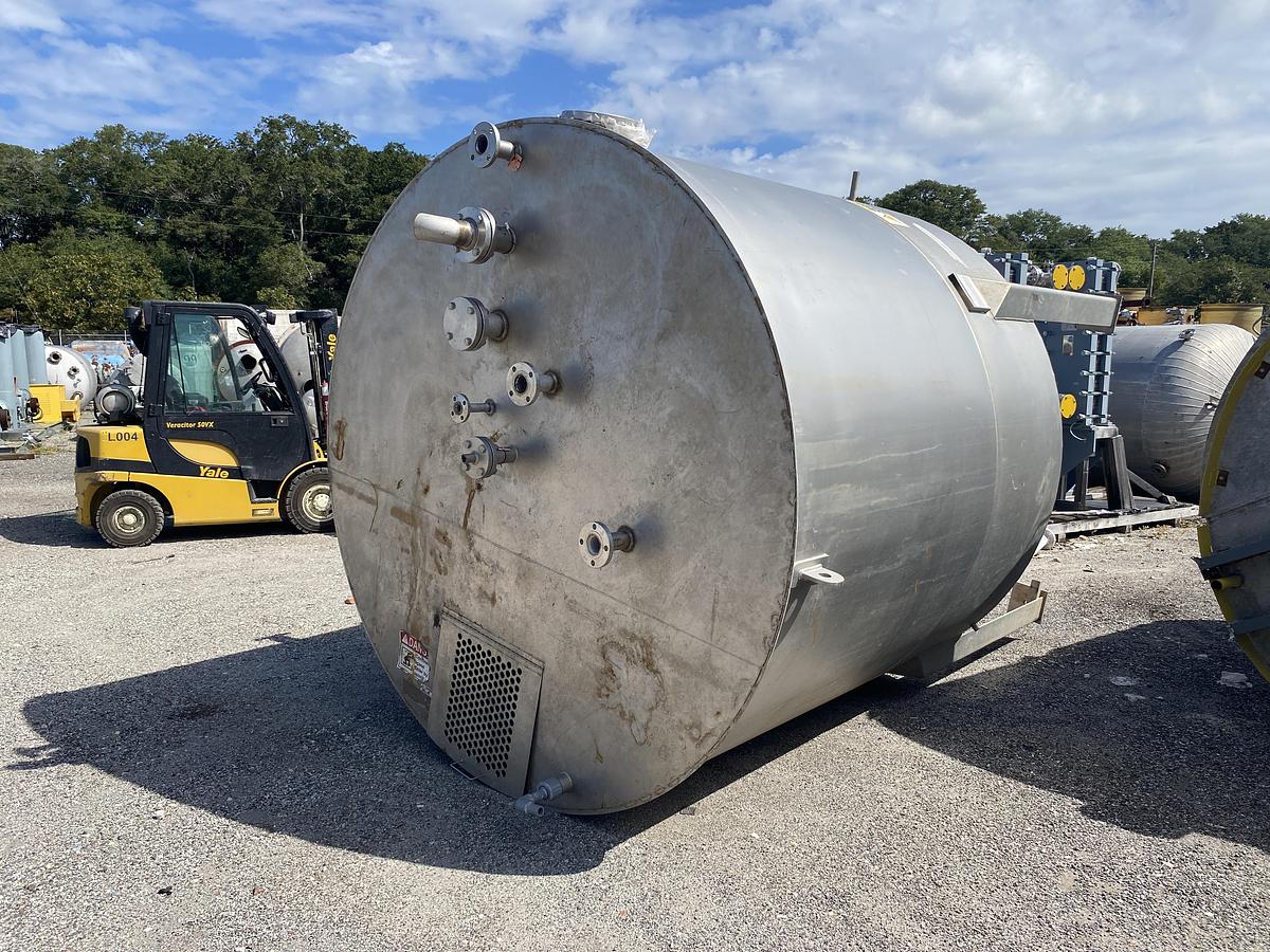 Used Used Gaston County approximately 2800 gallon 304L stainless steel vertical tank