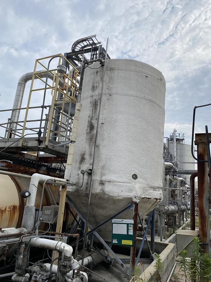 Used Used approximately 5400 gallon Poly Tank