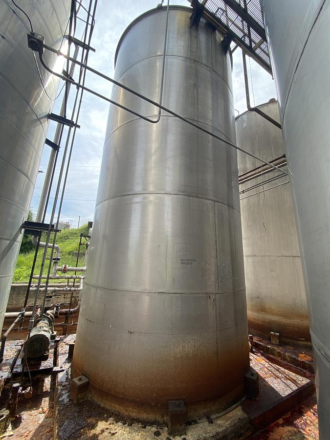 Used Used Industrial Air Inc. approximately 10,000 gallon stainless steel storage tank