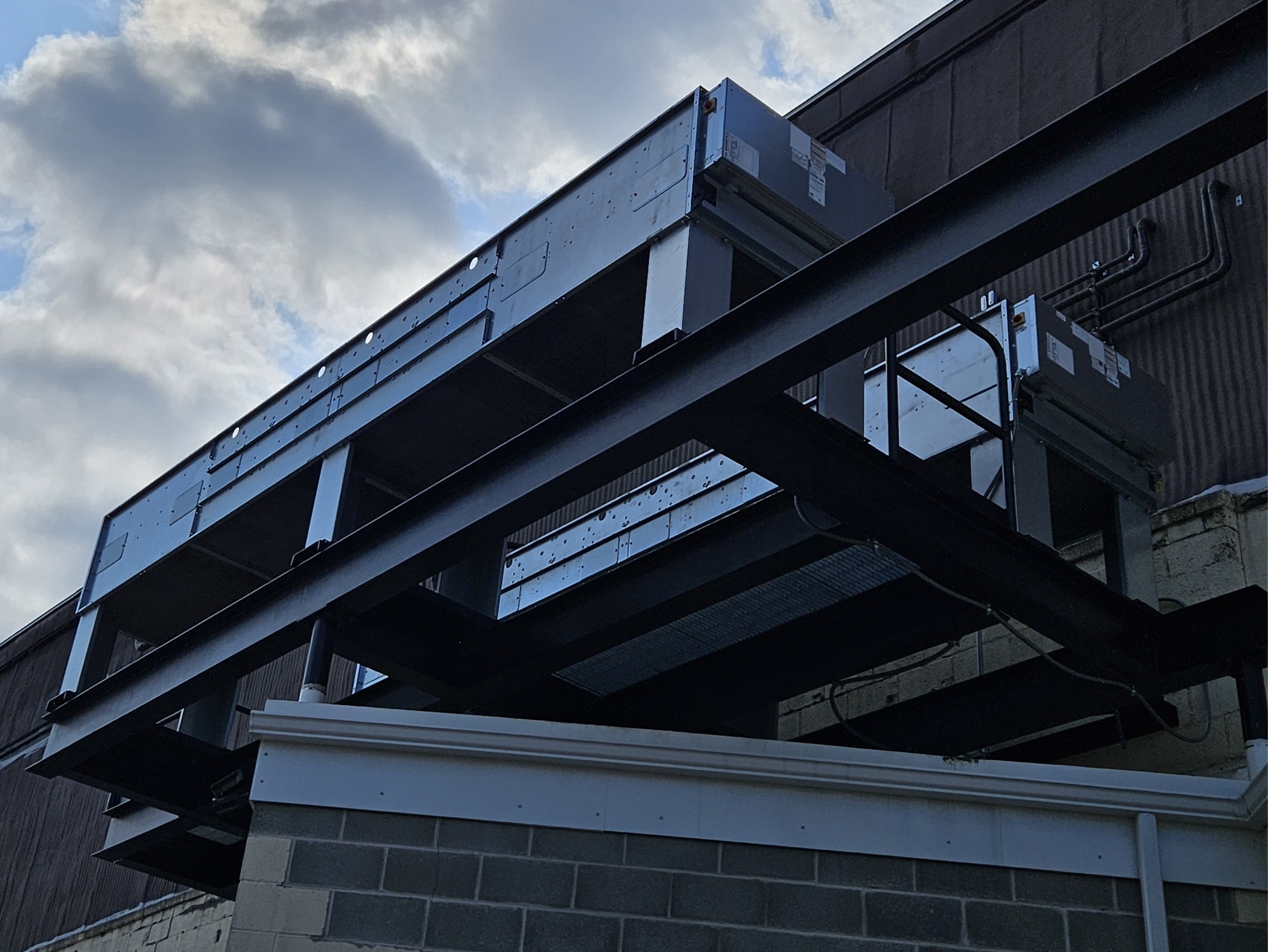 Used Used 93-Ton Air Cooled Advantage Titan Central Chiller with Remote Outdoor Condensers (2023) Model: TIP-100A-MZC-3P