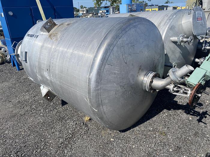 Used Used Alloy Fabricators Inc. approximately 1000 gallon 304 stainless steel vertical mix tank
