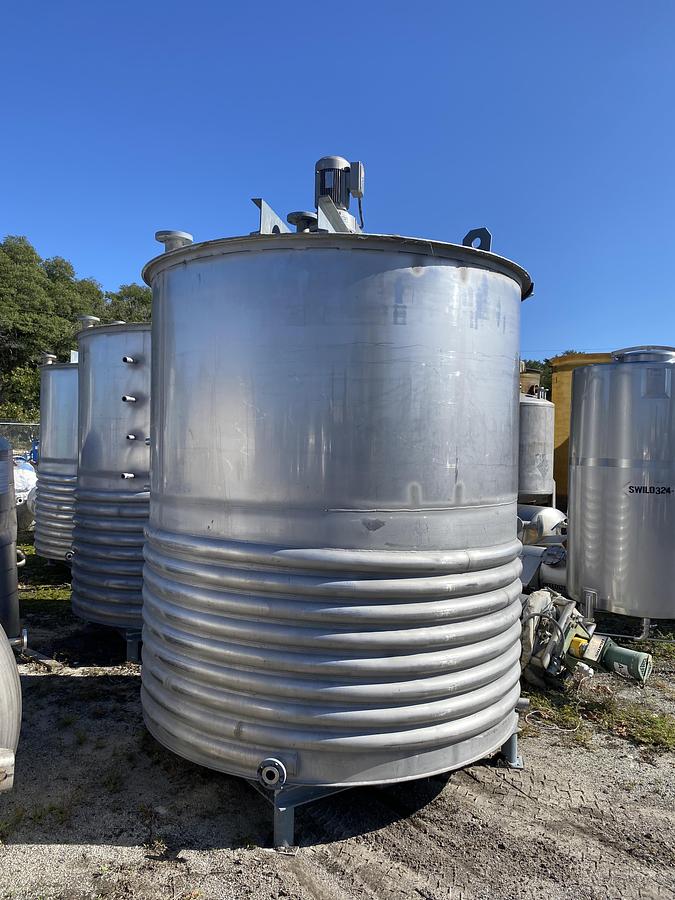 Used Used approximatley 2300 gallon 304 stainless steel vertical mix tank