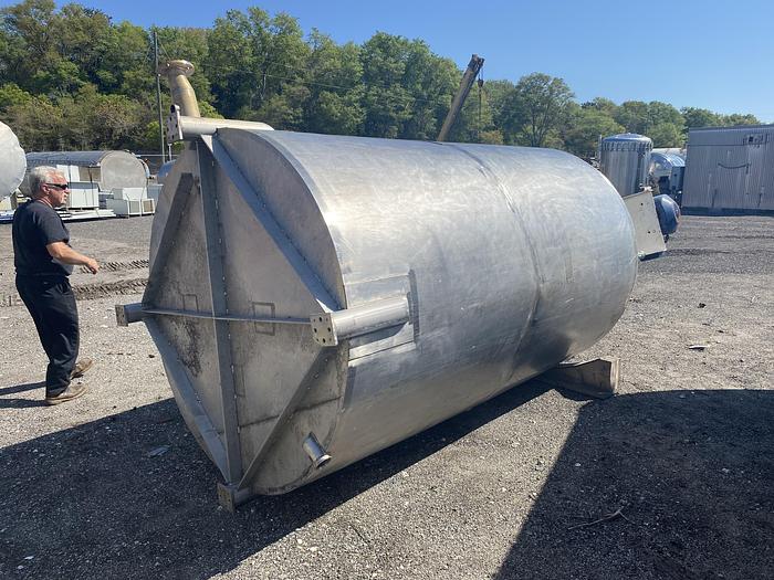 Used Approx 2000 gallon SS vertical mix tank