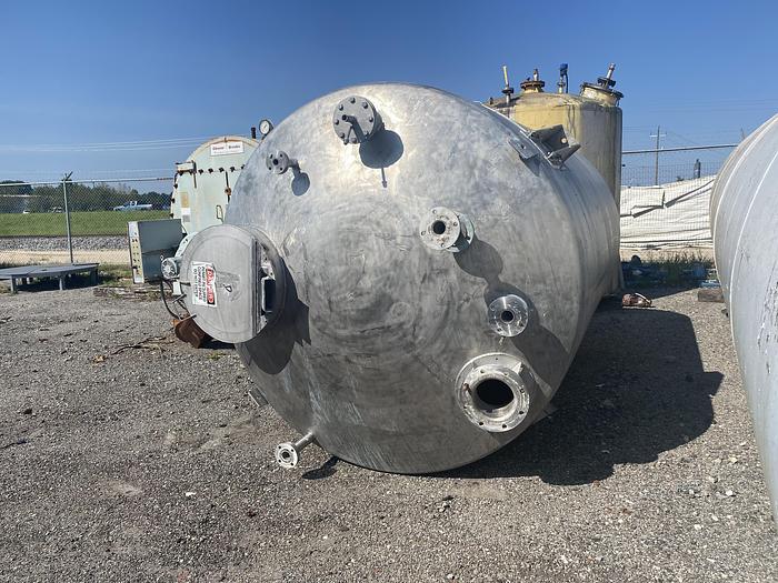 Used Used Alloy Fabricators Inc. approximately 3800 gallon 304 stainless steel vertical tank