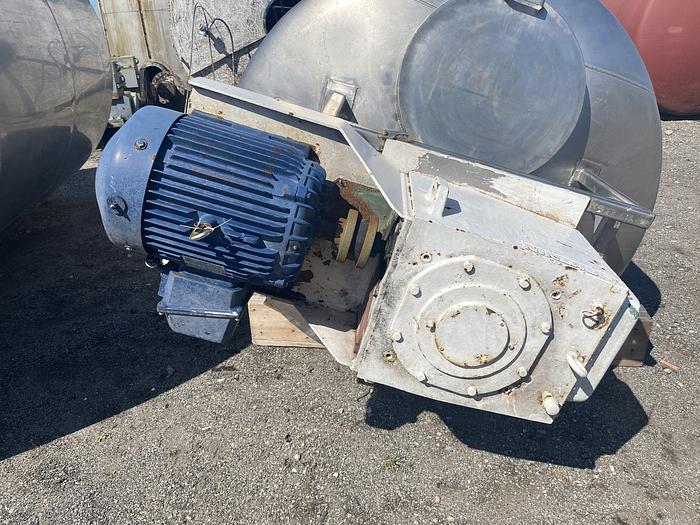 Used Approx 2000 gallon SS vertical mix tank