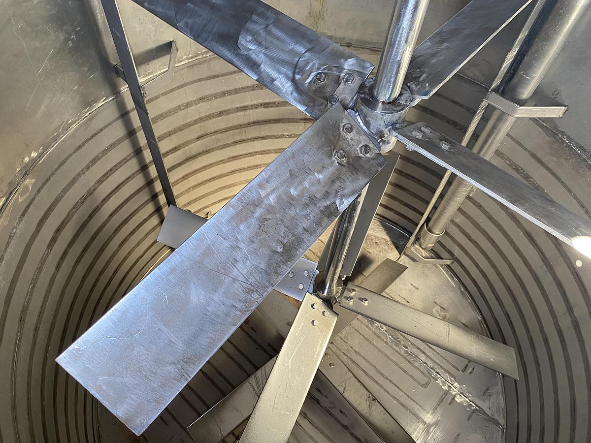 Used Used approximatley 2300 gallon 304 stainless steel vertical mix tank