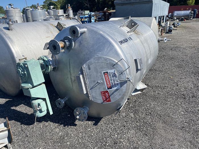 Used Used Alloy Fabricators Inc. approximately 1000 gallon 304 stainless steel vertical mix tank