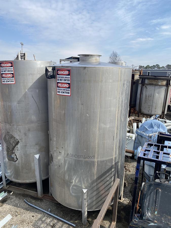 Used Used Bendel approximately 2,400 gallon 304 stainless steel vertical tank