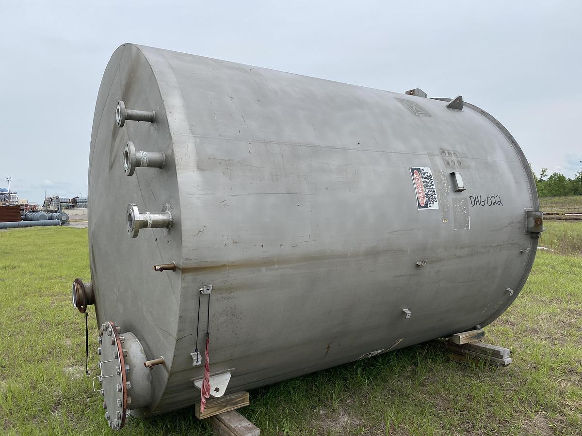Used Used approximately 6300 gallon stainless steel vertical tank