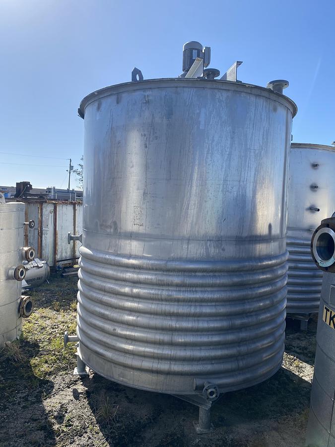 Used Used approximatley 2300 gallon 304 stainless steel vertical mix tank