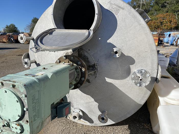 Used Used Alloy Fabricators Inc. approximately 5600 gallon 304 stainless steel vertical mix tank