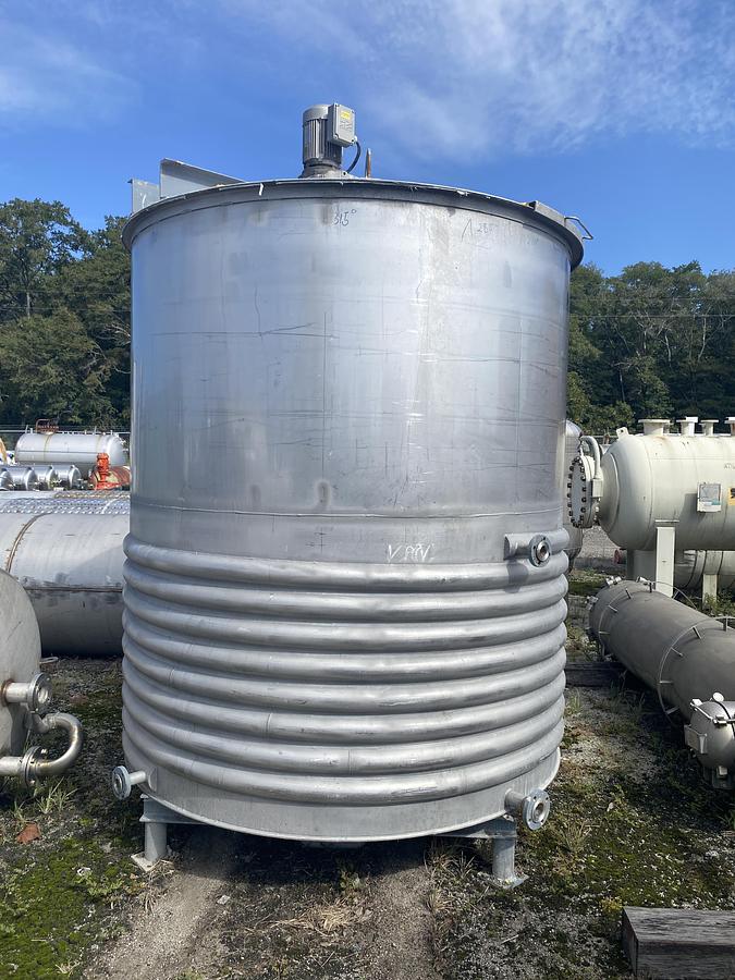 Used Used approximatley 2300 gallon 304 stainless steel vertical mix tank