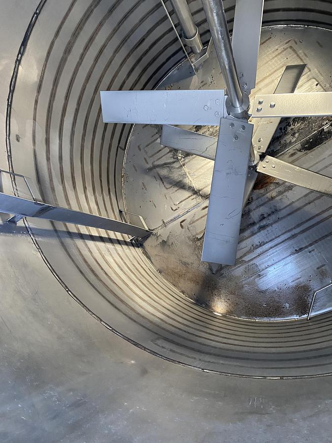 Used Used approximatley 2300 gallon 304 stainless steel vertical mix tank