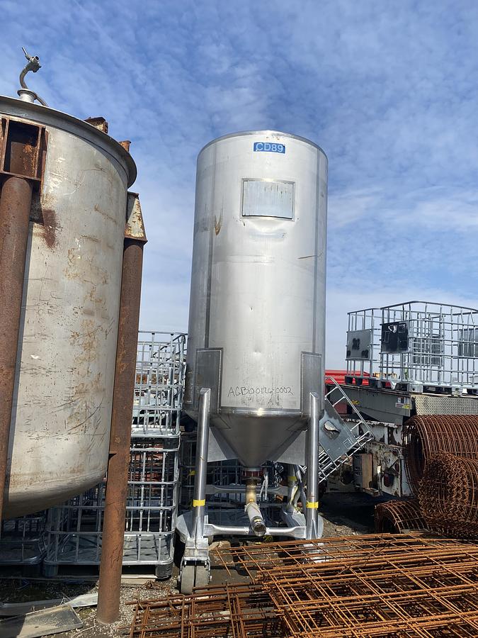 Used Used approximately 1400 gallon 304 stainless steel vertical portable tank.