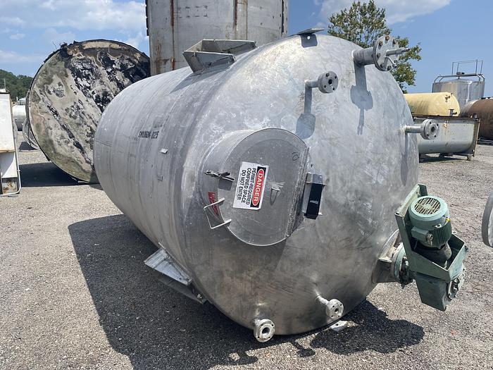 Used Used Alloy Fabricators Inc. approximately 3800 gallon 304 stainless steel vertical mix tank