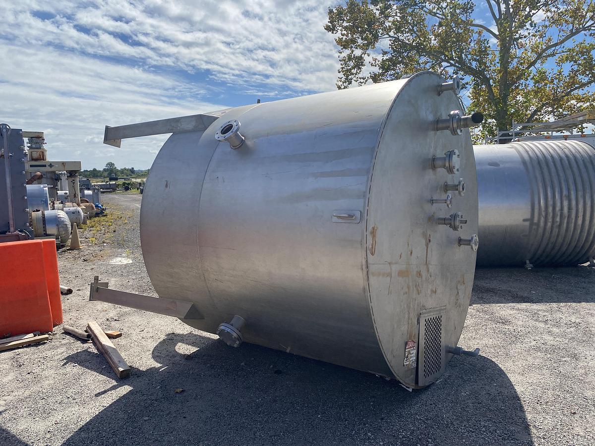 Used Used Gaston County approximately 2800 gallon 304L stainless steel vertical tank