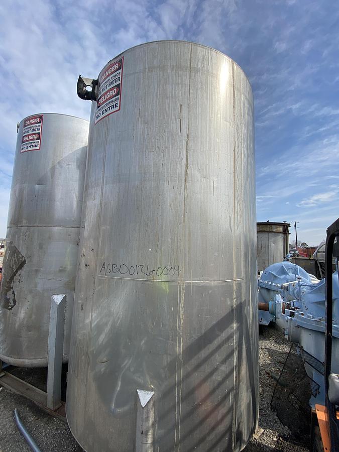 Used Used Bendel approximately 2,400 gallon 304 stainless steel vertical tank
