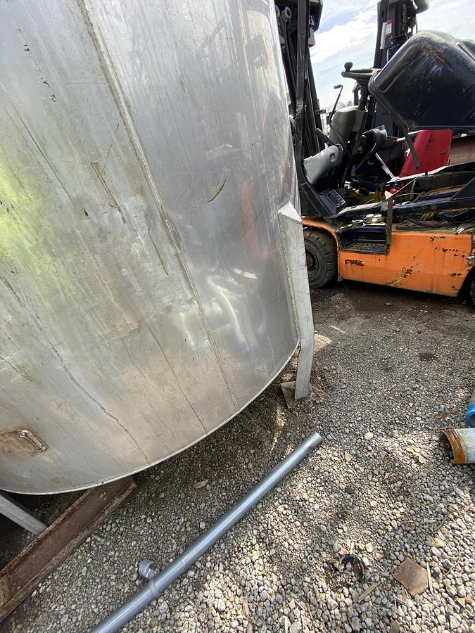 Used Used Bendel approximately 2,400 gallon 304 stainless steel vertical tank