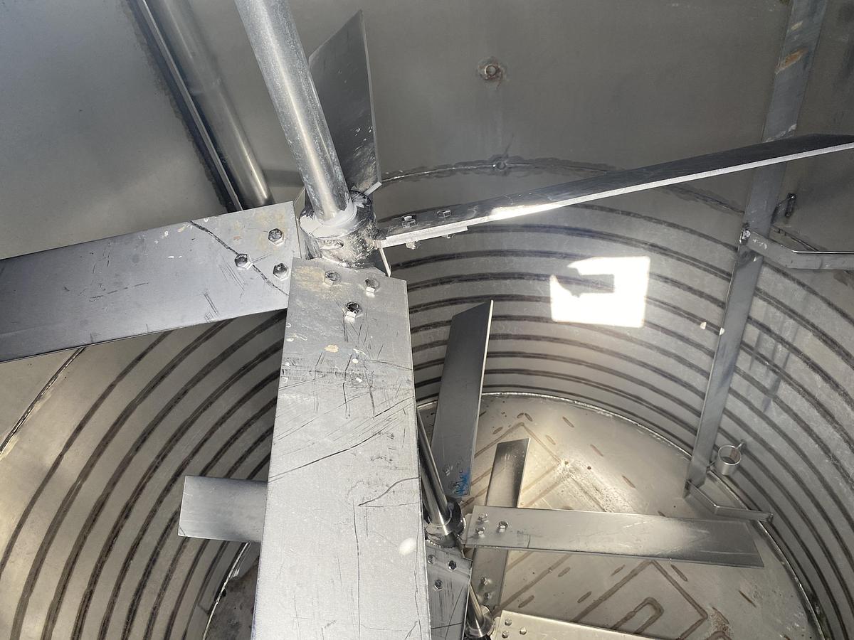 Used Used approximatley 2300 gallon 304 stainless steel vertical mix tank