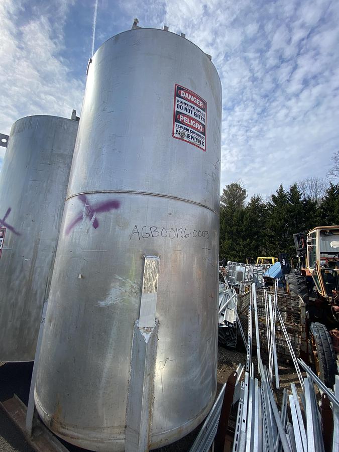 Used Used approximately 1800 gallon 304 stainless steel vertical tank