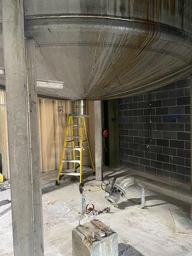 Used Used IPSCO approximately 9300 gallon 304 stainless steel vertical mix tank