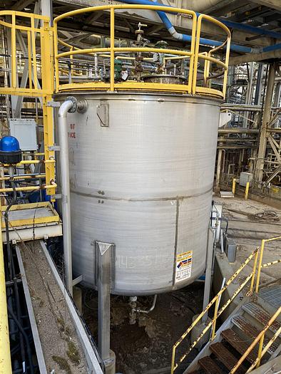 Used Used approximately 6,000 gallon 316 stainless steel vertical tank