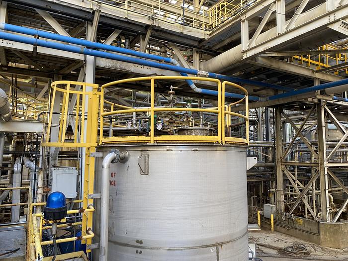 Used Used approximately 6,000 gallon 316 stainless steel vertical tank