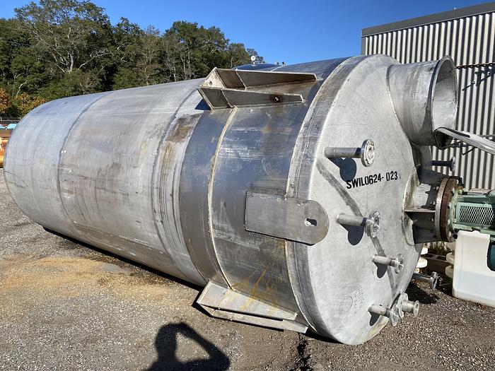 Used Used Alloy Fabricators Inc. approximately 5600 gallon 304 stainless steel vertical mix tank