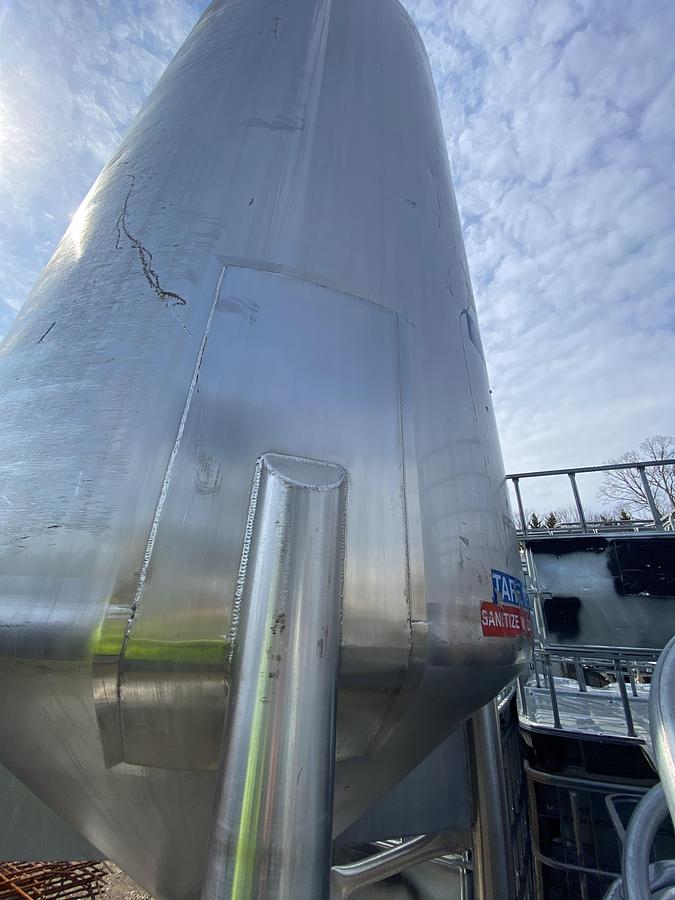 Used Used approximately 1400 gallon 304 stainless steel vertical portable tank.