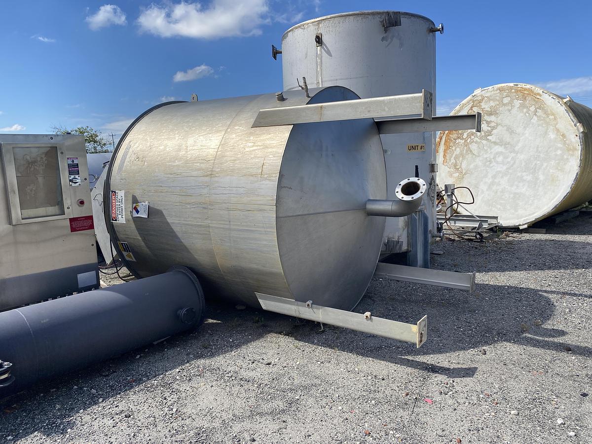 Used Used Gaston County approximately 2800 gallon 304L stainless steel vertical tank