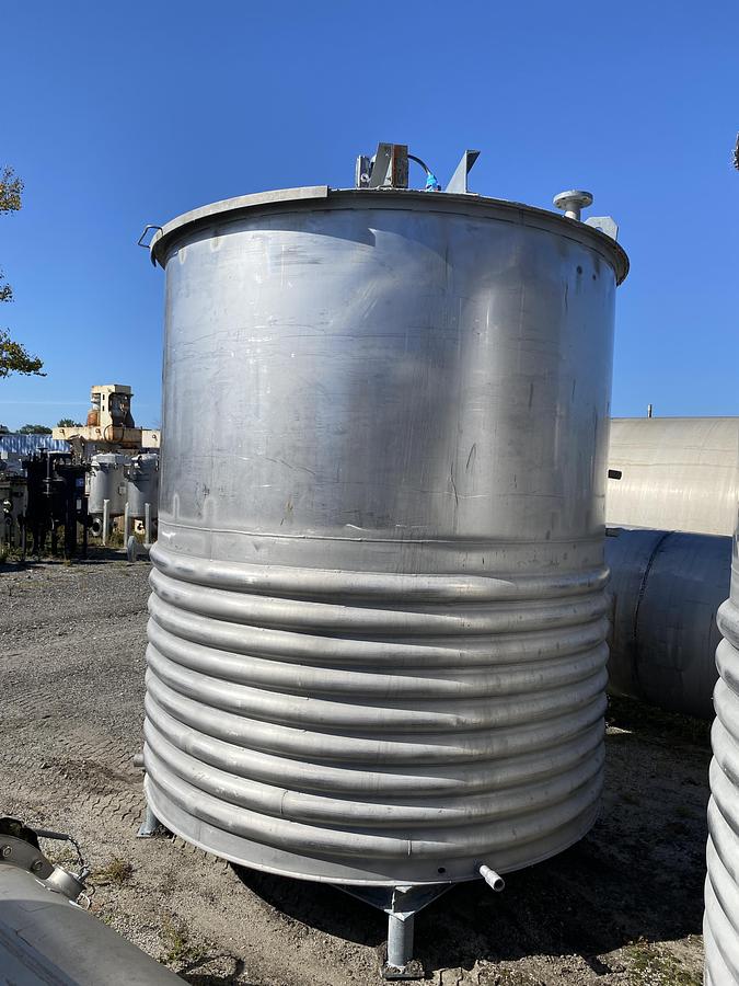 Used Used approximatley 2300 gallon 304 stainless steel vertical mix tank