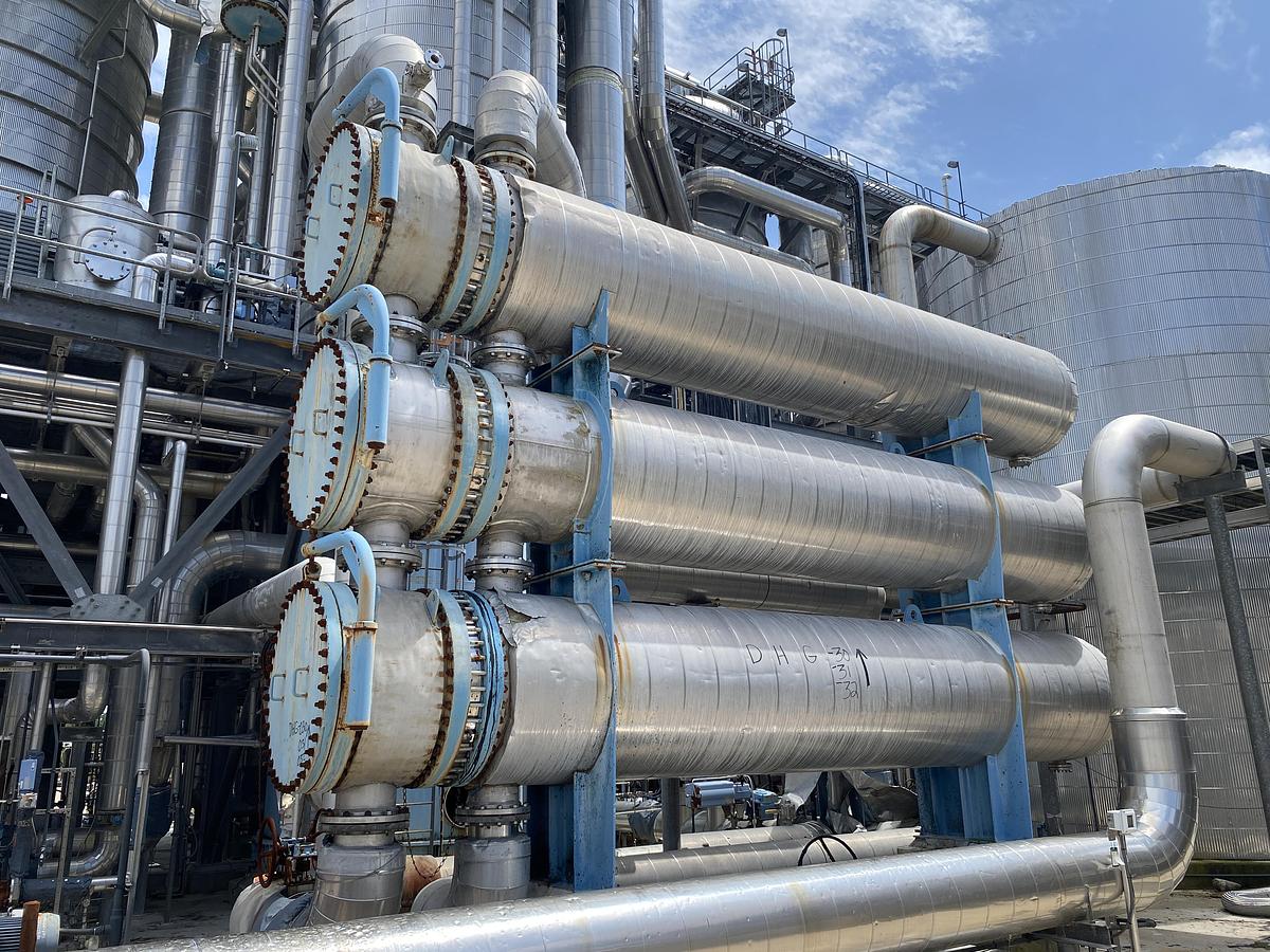 Used Used Shanghai Jiangwan Chemical Equipment Co approximately 3896 sq ft 304L stainless steel horizontal heat exchanger