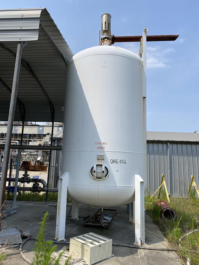 Used Used Midwest Tank Co. approximately 3500 gallon vertical carbon steel air receiver