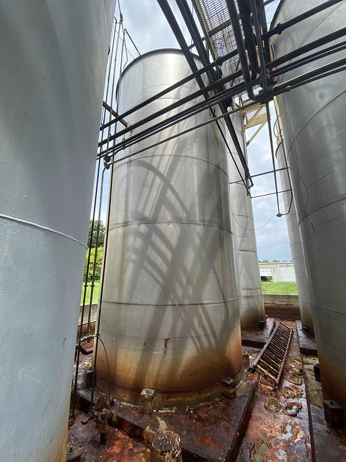 Used Used Industrial Air Inc. approximately 10,000 gallon stainless steel storage tank