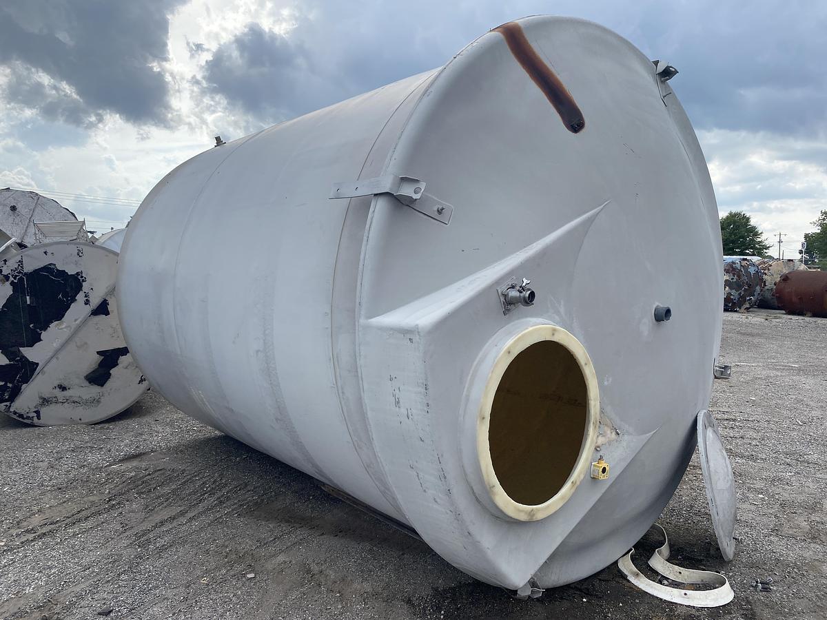 Used Used approximately 6800 gallon Poly tank