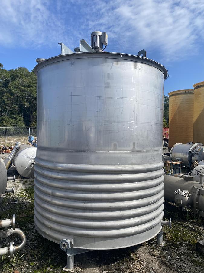 Used Used approximatley 2300 gallon 304 stainless steel vertical mix tank