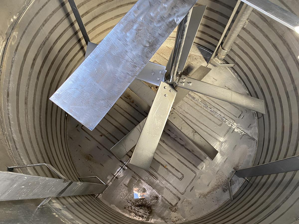 Used Used approximatley 2300 gallon 304 stainless steel vertical mix tank