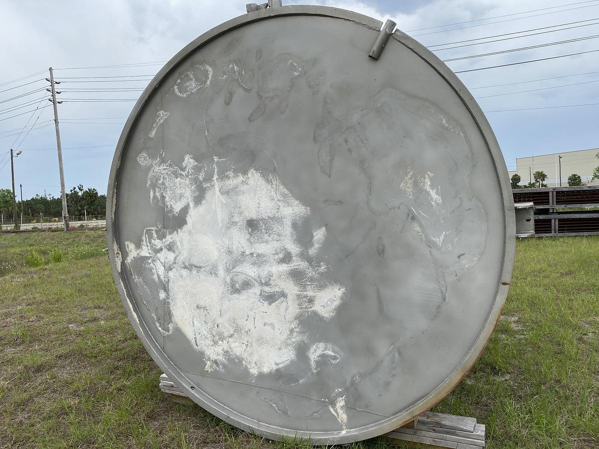 Used Used approximately 6300 gallon stainless steel vertical tank