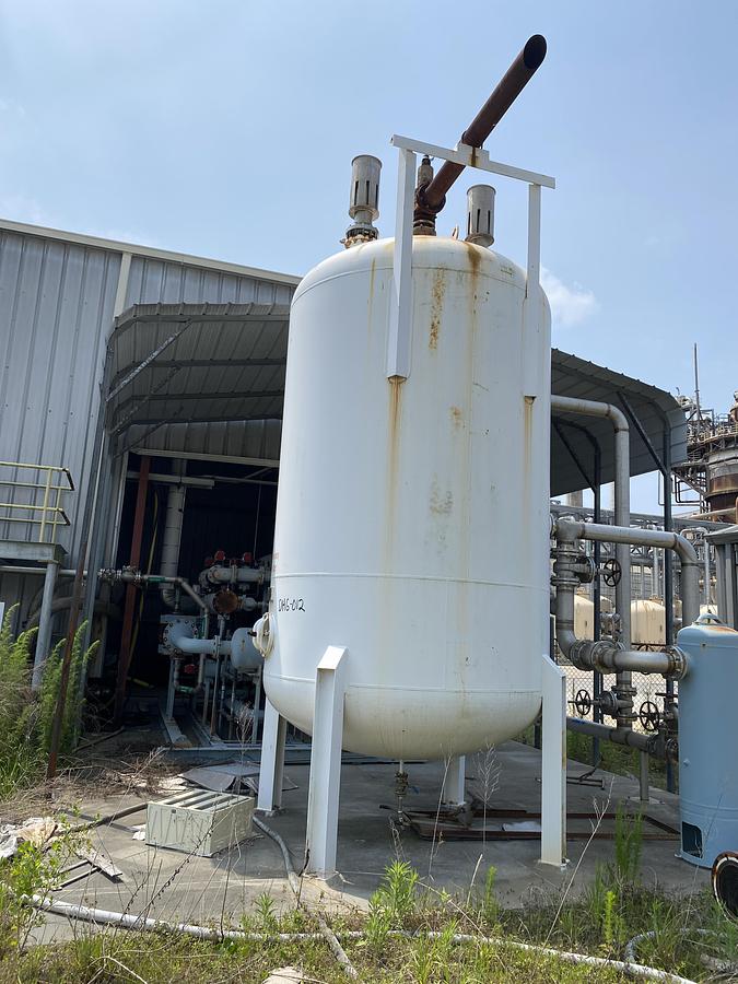 Used Used Midwest Tank Co. approximately 3500 gallon vertical carbon steel air receiver