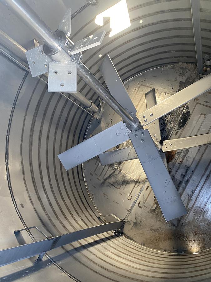 Used Used approximatley 2300 gallon 304 stainless steel vertical mix tank
