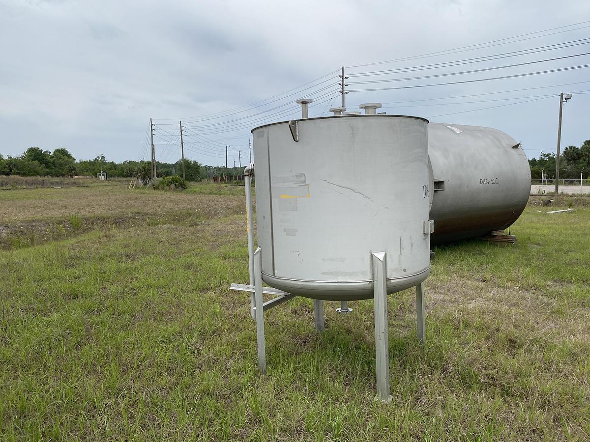 Used Used approximately 500 gallon stainless steel vertical tank