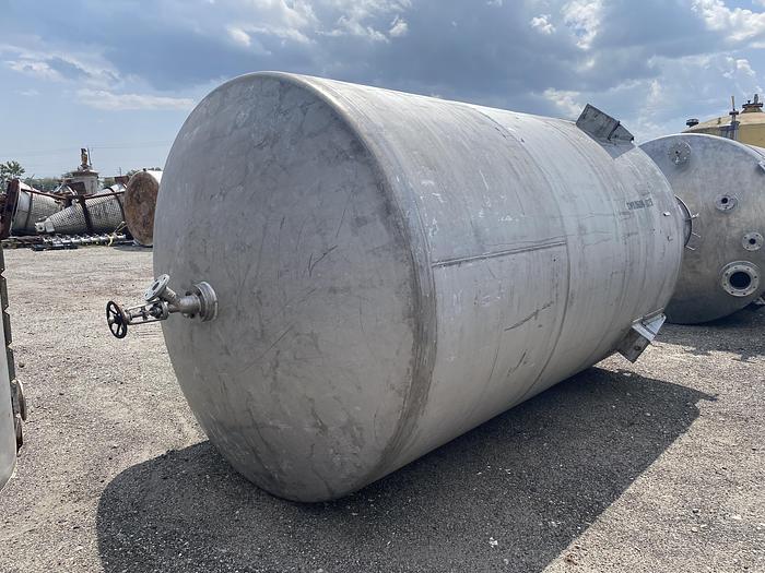 Used Used Alloy Fabricators Inc. approximately 3800 gallon 304 stainless steel vertical mix tank
