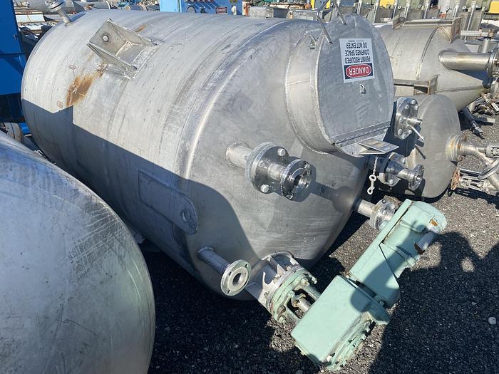Used Used Alloy Fabricators Inc. approximately 1000 gallon 304 stainless steel vertical mix tank