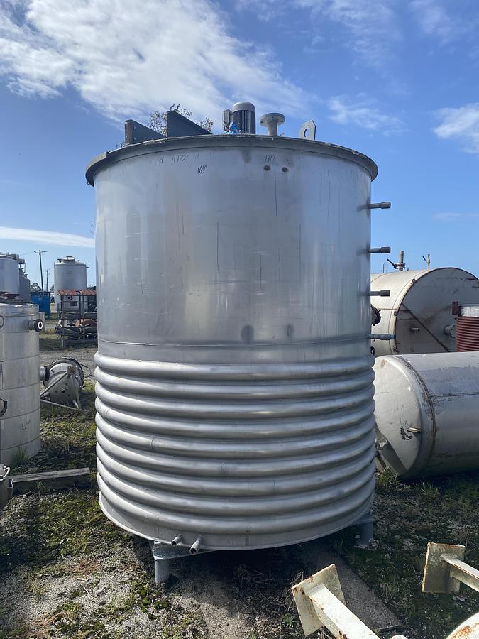 Used Used approximatley 2300 gallon 304 stainless steel vertical mix tank